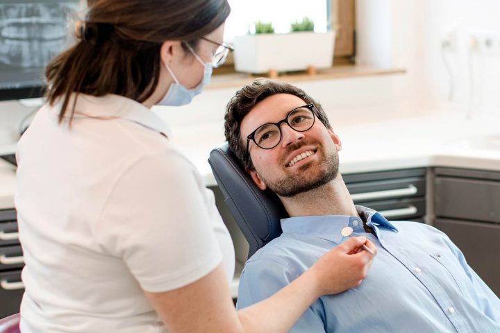 Patient und Zahnärztin bei einer Untersuchung