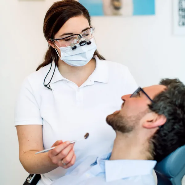 Zahnärztin behandelt Patienten