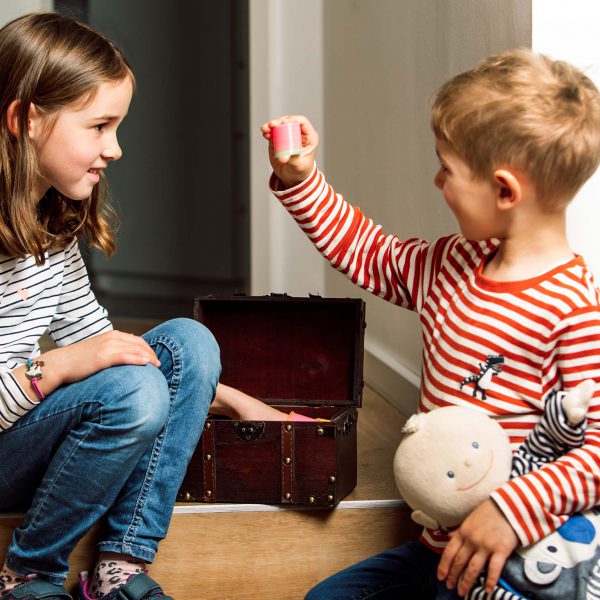 Kinder freuen sich über unsere Schatztruhe